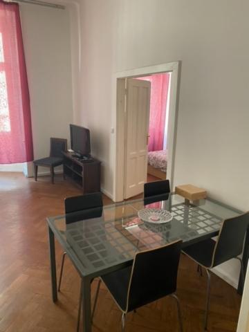 Large 3 Bedroom Family Apartment Close To The River Prag Eksteriør billede