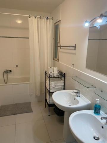 Large 3 Bedroom Family Apartment Close To The River Prag Eksteriør billede